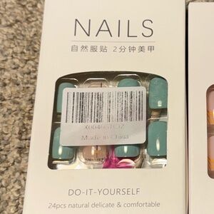 Set of 24 Pieces of Press On Nails in Blue and Coral Floral